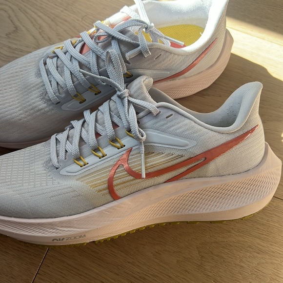 Nike Infinity Zoom, running shoes size 9 worn once - Picture 2 of 4